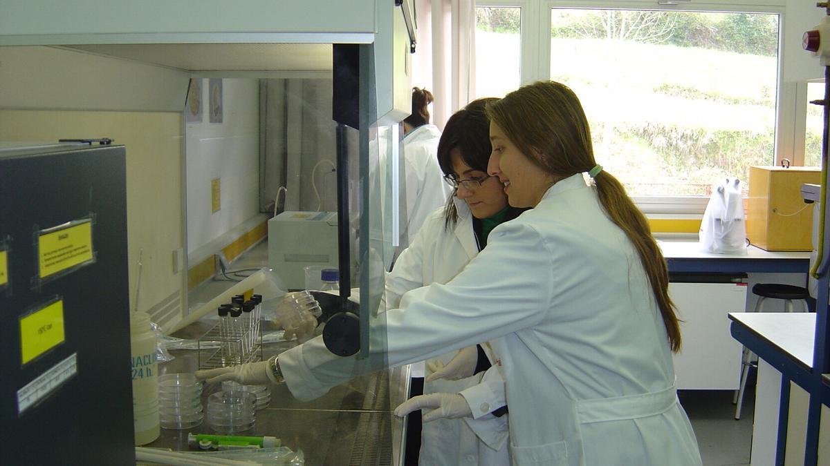 Unas jóvenes investigadoras en un laboratorio.