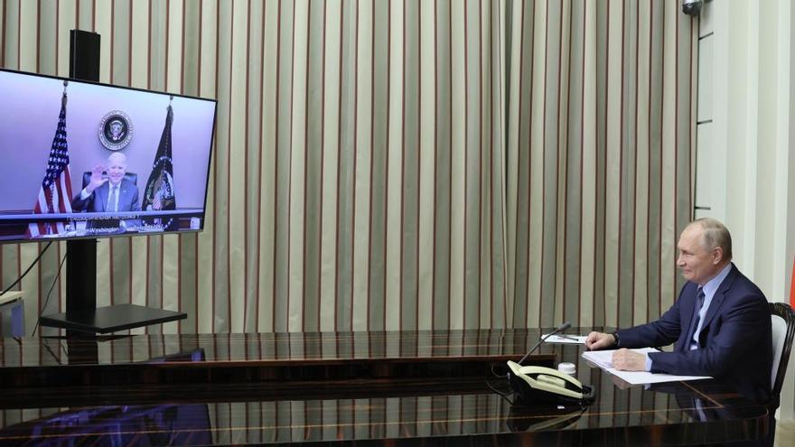 Más sanciones económicas, el arma disuasoria de Biden contra Putin por Ucrania