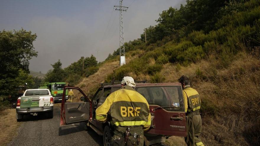 Un bombero muerto y otro herido al volcar una autobomba en las labores de extinción en León