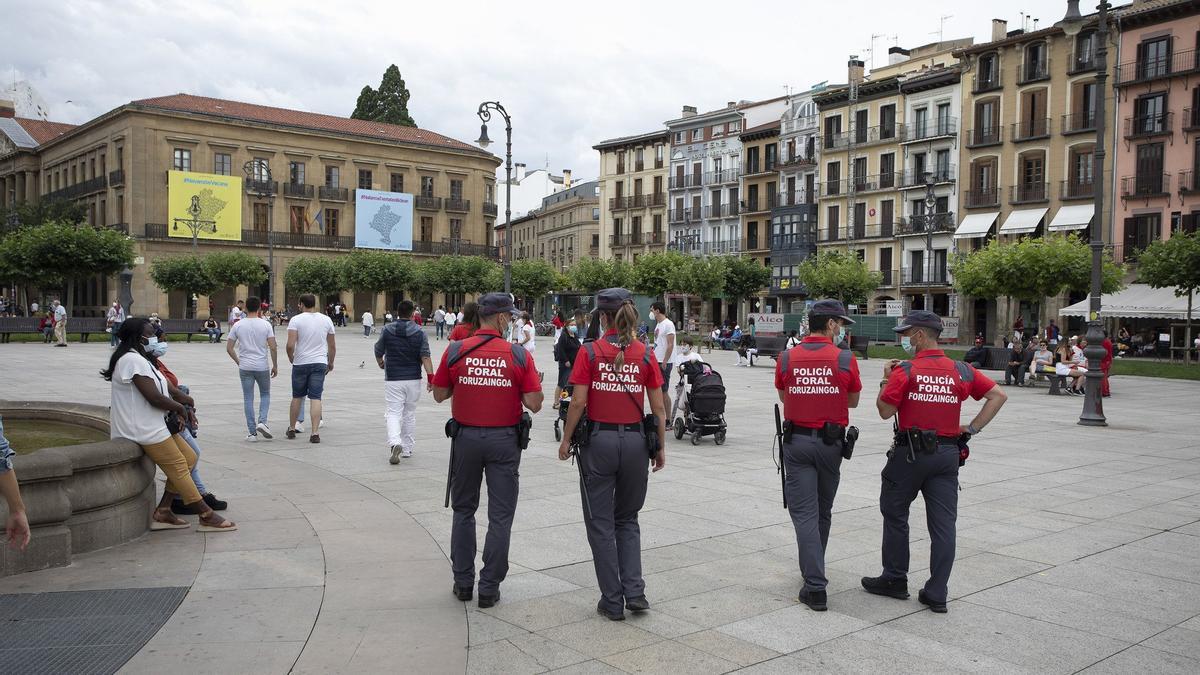 Agentes de la Policía Foral patrullando por la plaza del Castillo.