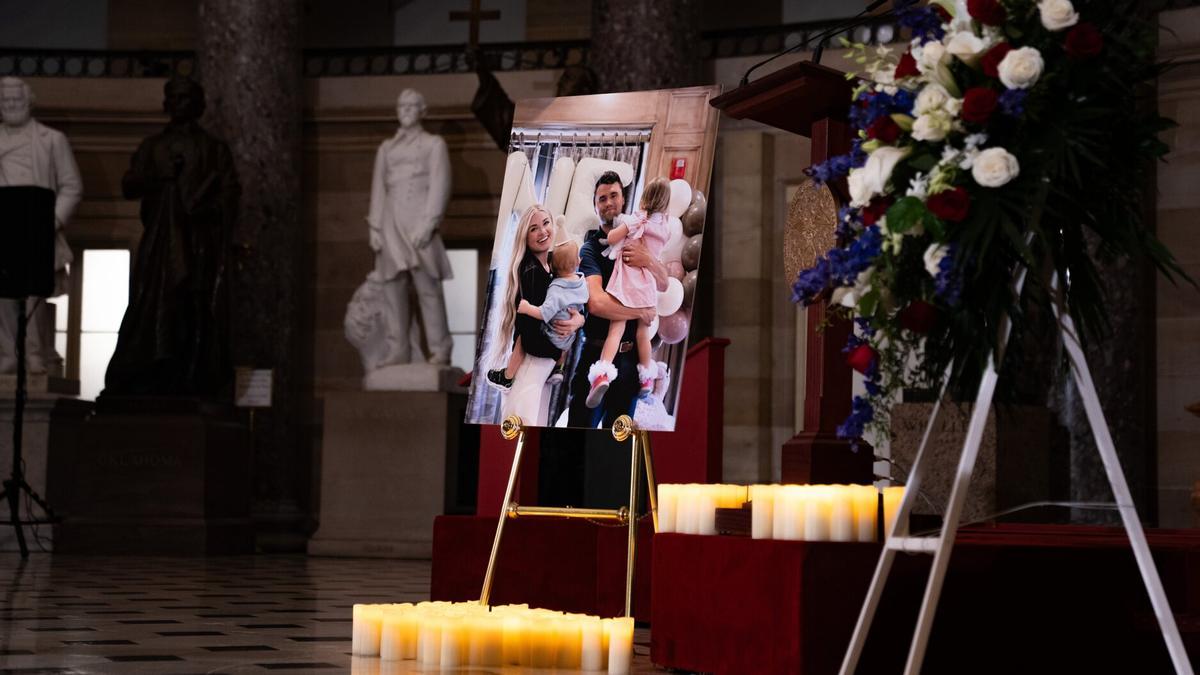Velas encendidas durante una vigilia conmemorativa en honor al activista político conservador asesinado Charlie Kirk en el Statuary Hall del Capitolio