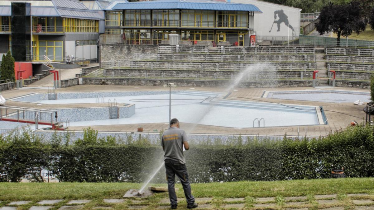 Las piscinas del polideportivo de Txurdinaga.