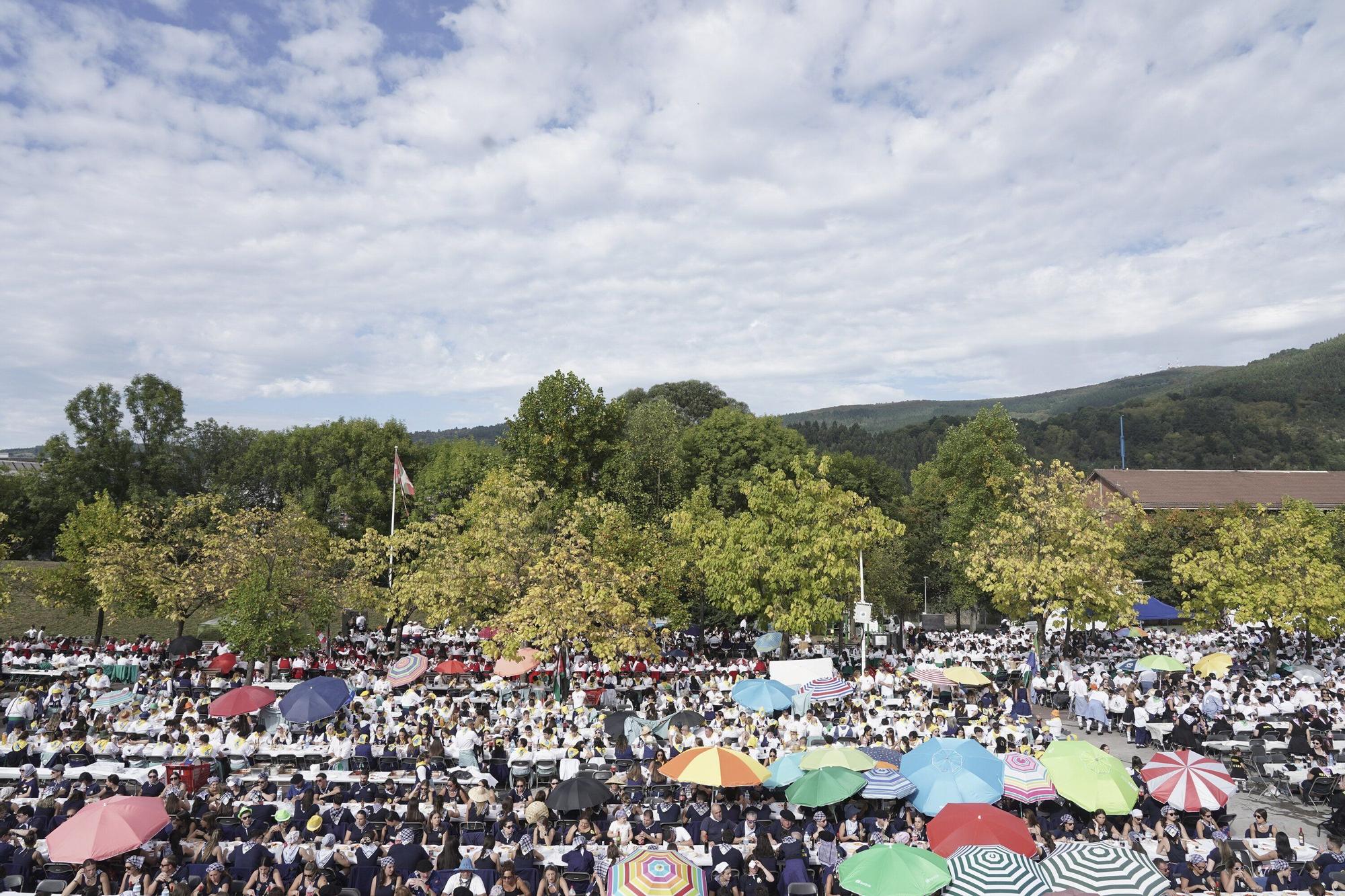 Más de 3.600 personas en la comida de cuadrillas de Basauri: “Es es indescriptible, se nos está yendo de las manos”
