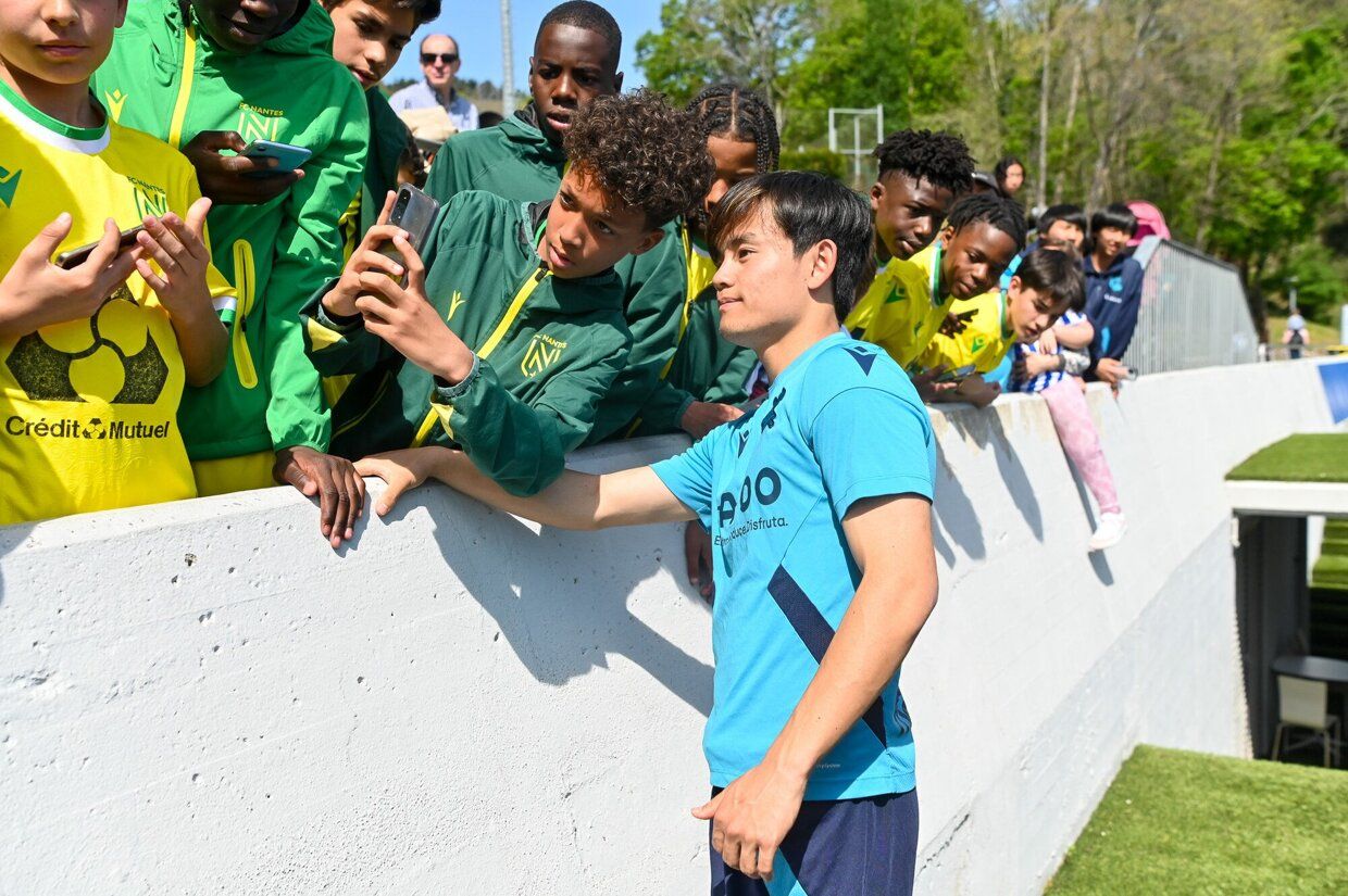 La Real se entrena junto a su afición en Zubieta.