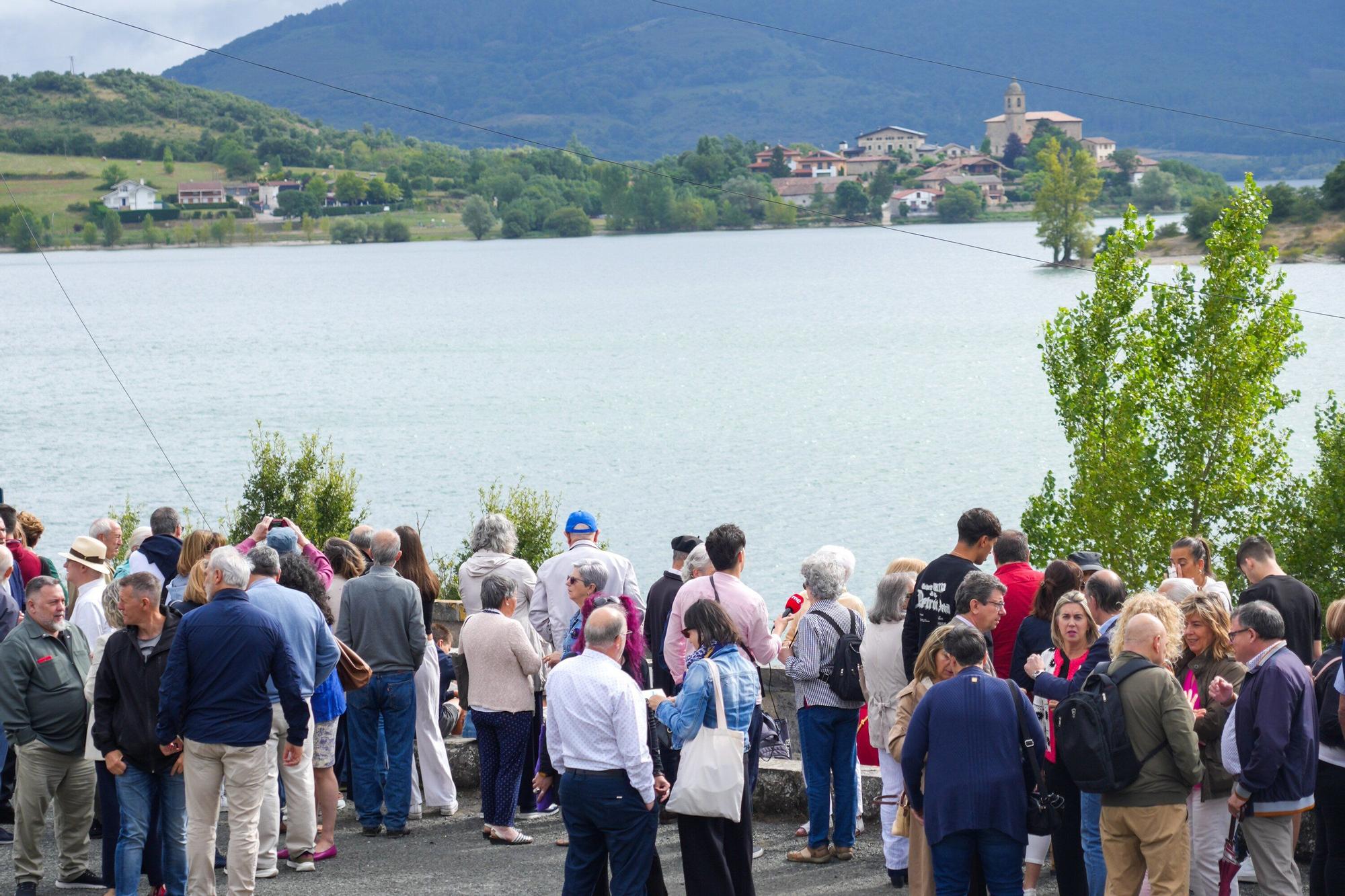En imágenes: Homenaje a los pueblos desaparecidos por el embalse de Ullíbarri-Gamboa