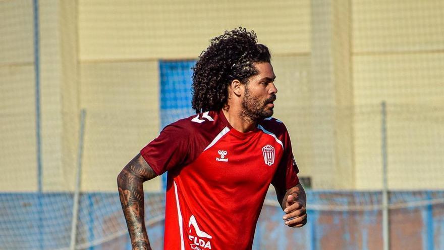 El exrojillo Aridane, sin equipo, se entrena con el Eldense