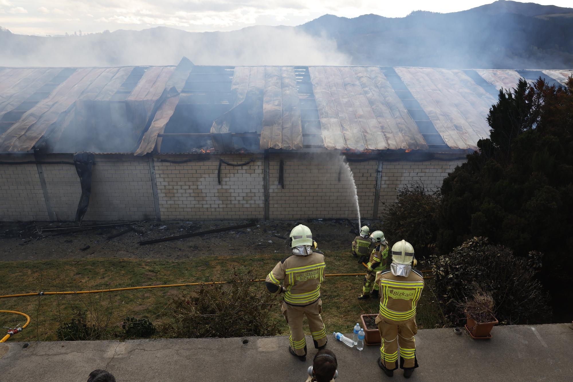 Incendio en una explotación ganadera en Karrantza