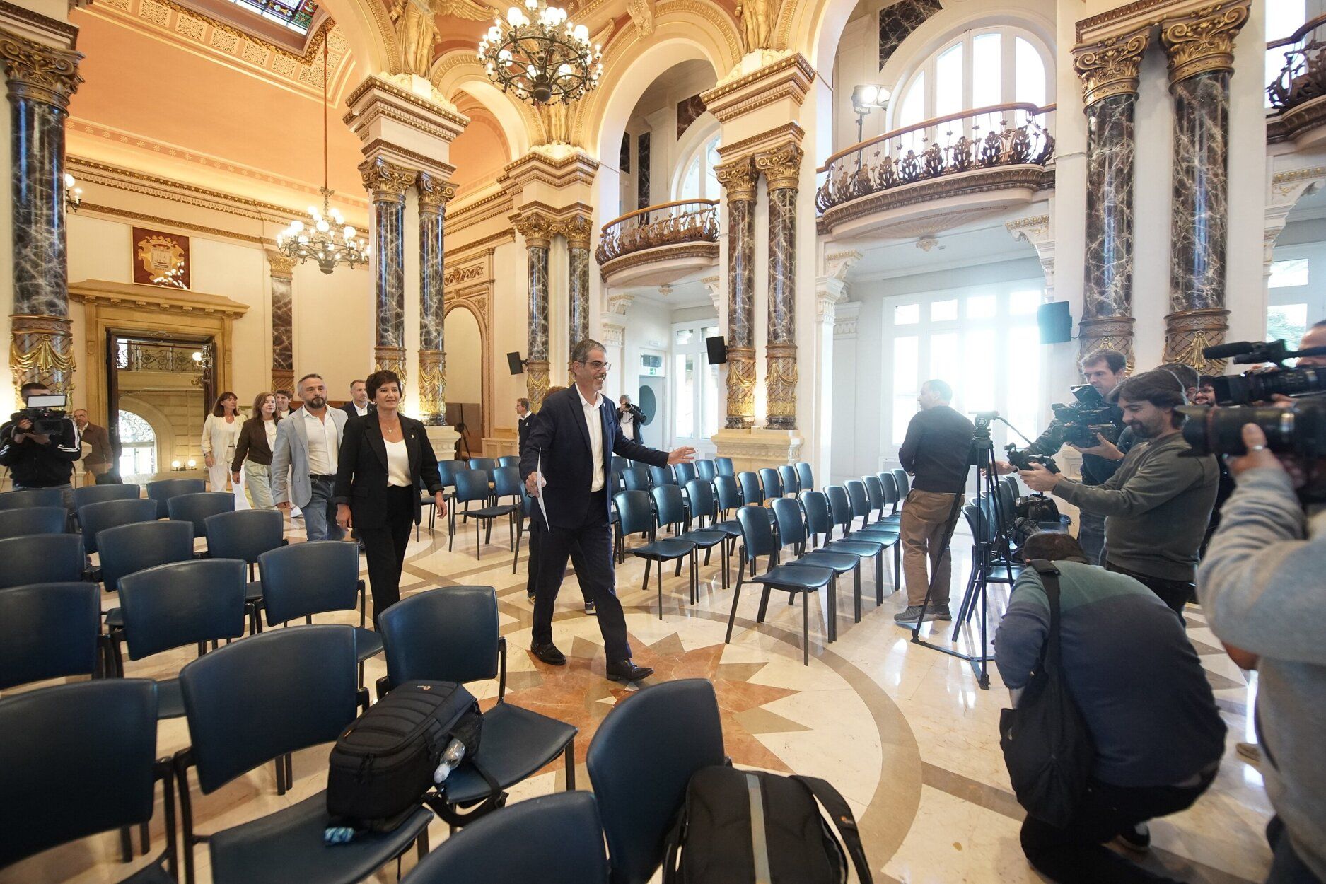 El alcalde de Donostia, Eneko Goia, llega a la comparecencia en la que ha anunciado su adiós