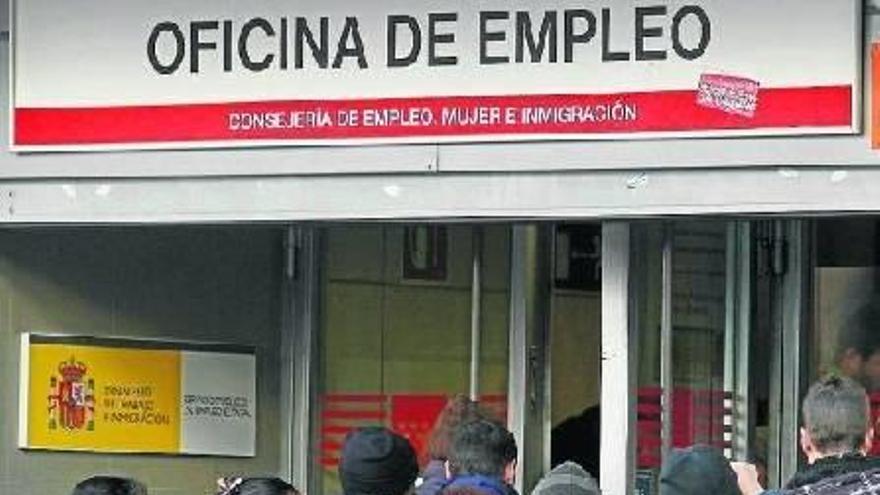 Parados hacen cola en una oficina de empleo de Madrid.