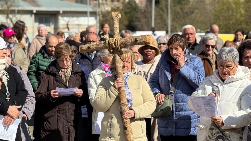 Cerca de 200 vecinos participan en el rezo y meditación del Vía Crucis