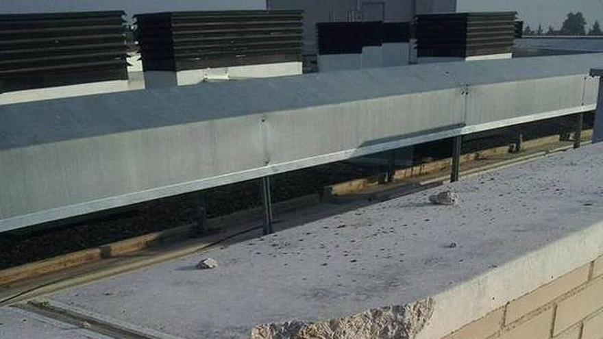 El rayo impactó contra el alero del edificio.