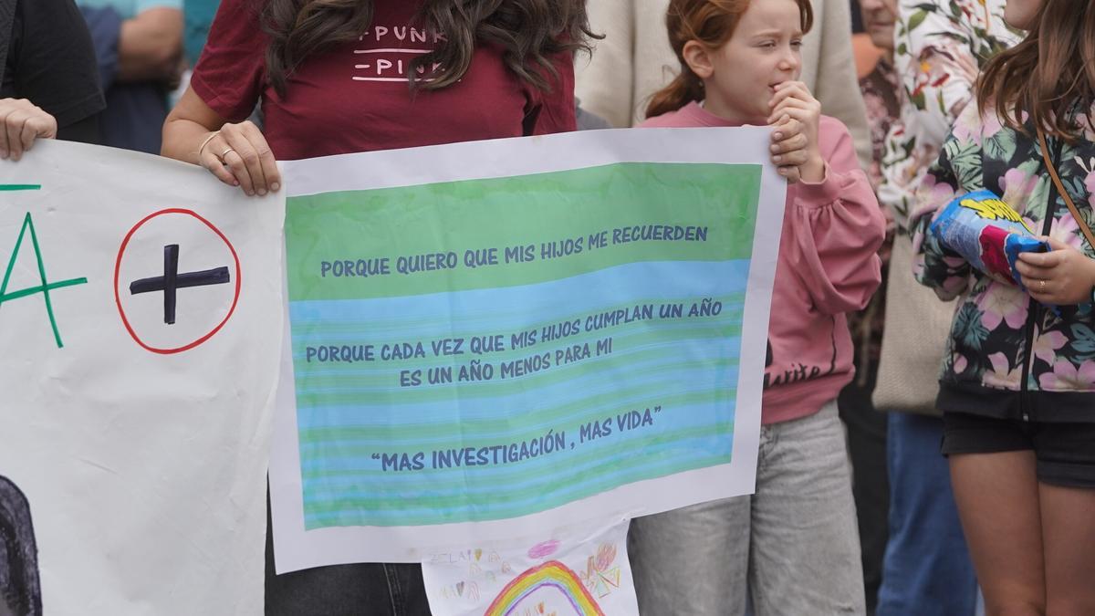 Uno de los carteles que se han mostrado en la concentración de la mañana de este domingo frente al Teatro Arriaga