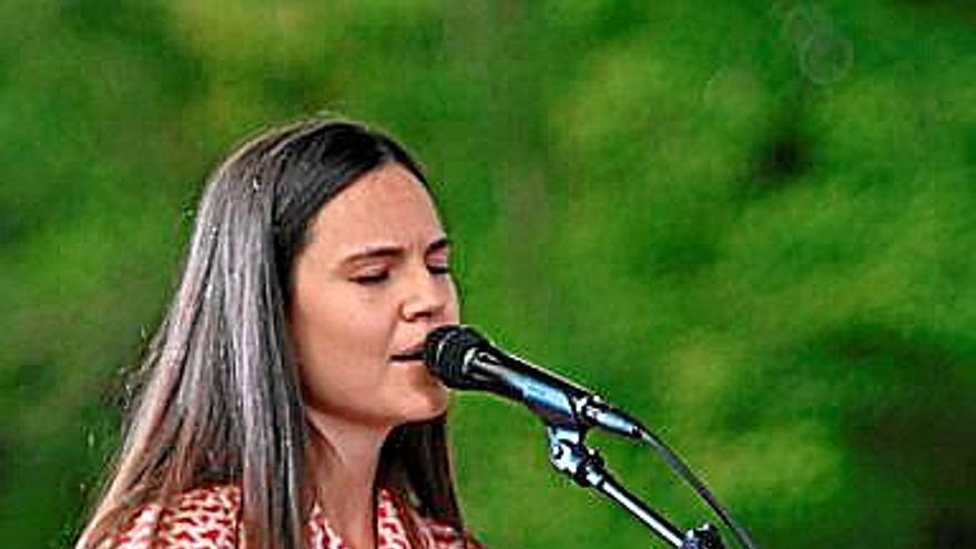 Sara Zozaya se  adueña de Izaskun  Arrue Kulturgunea