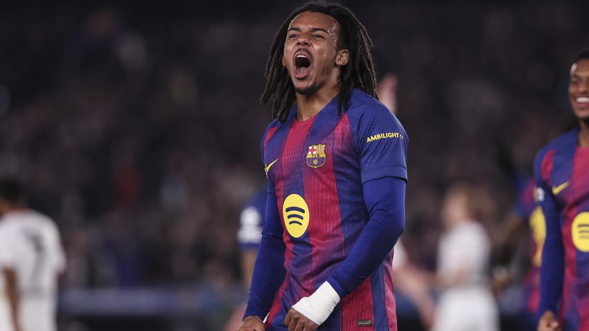 Koundé celebra uno de sus goles.