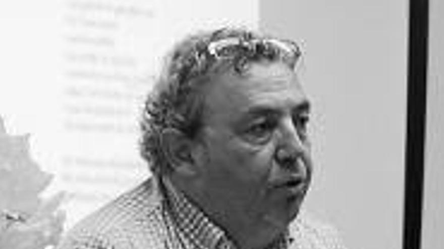Joaquín Grau: &quot;La poesía está ahí, no hay más que pararse a leerla&quot;