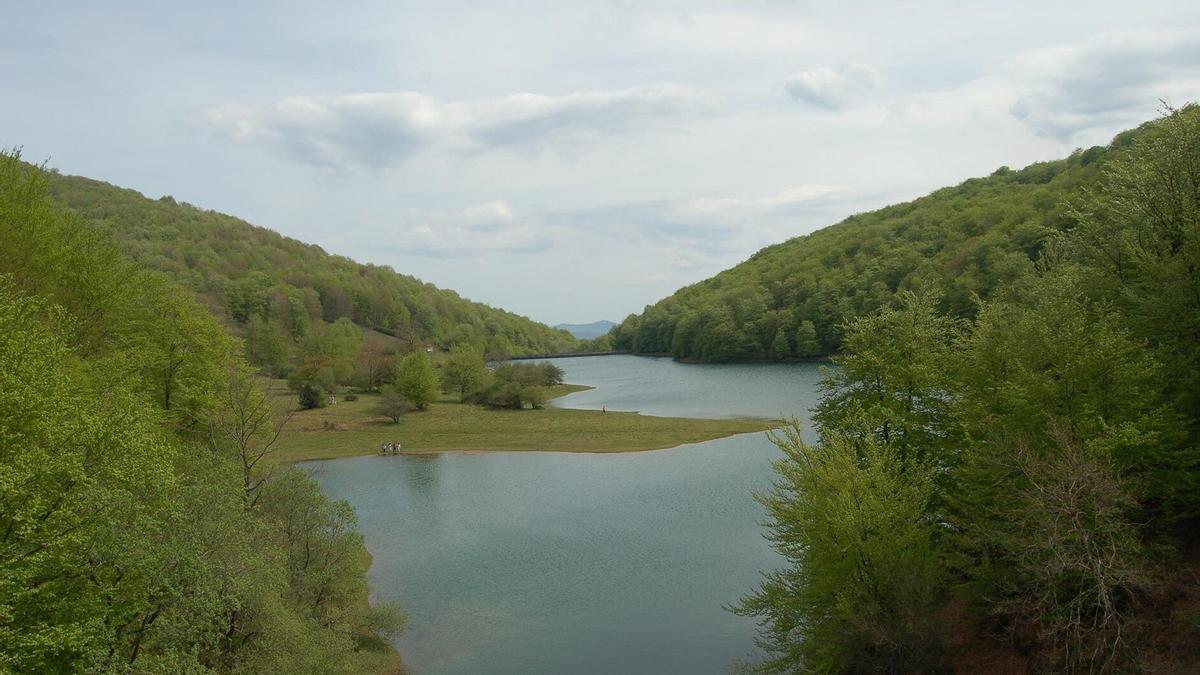 Vista del embalse de Leurtza.