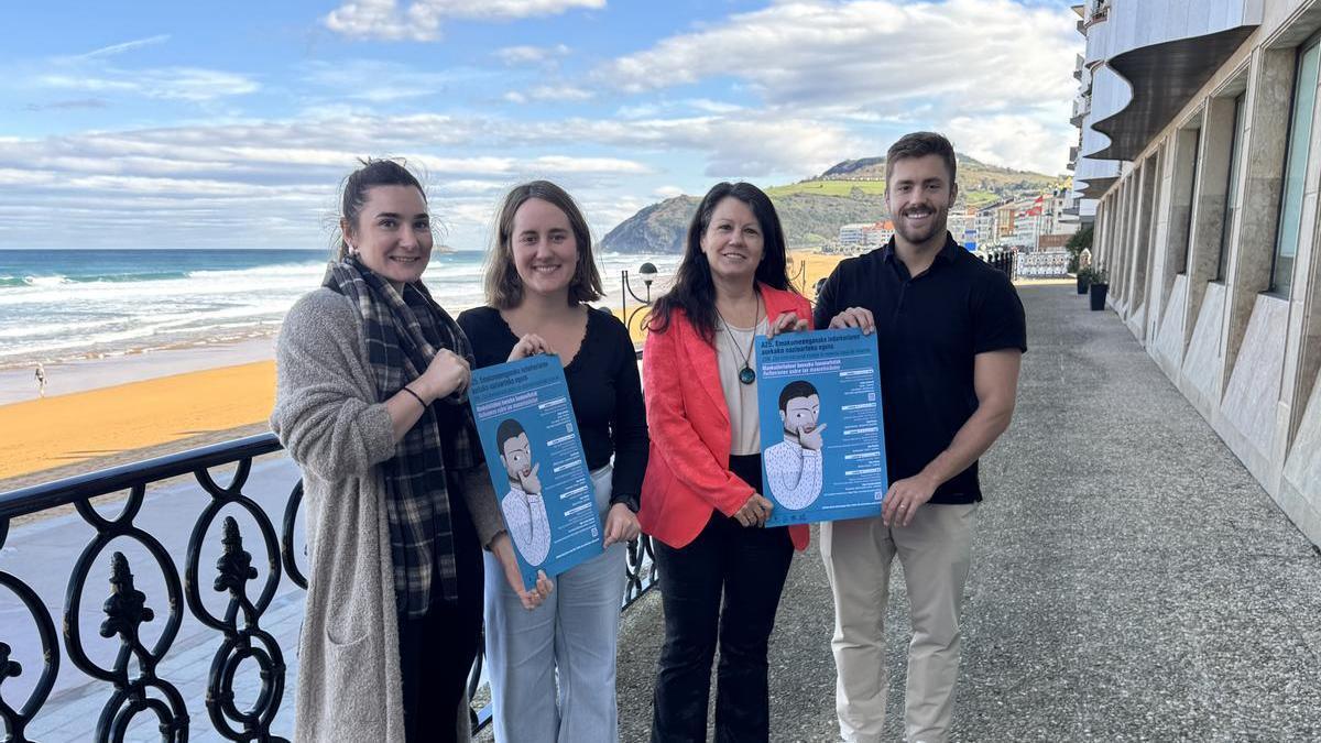 Andrea Loinaz, coordinadora del Gazteleku, Irati Baroja, técnica responsable del departamento de Igualdad, Gloria Vázquez, concejala de Igualdad, e Inaxio Illarramendi, concejal de Deportes. Andrea Loinaz, coordinadora del Gazteleku, Irati Baroja, técnica responsable del departamento de Igualdad, Gloria Vázquez, concejala de Igualdad, e Inaxio Illarramendi, concejal de Deportes.
