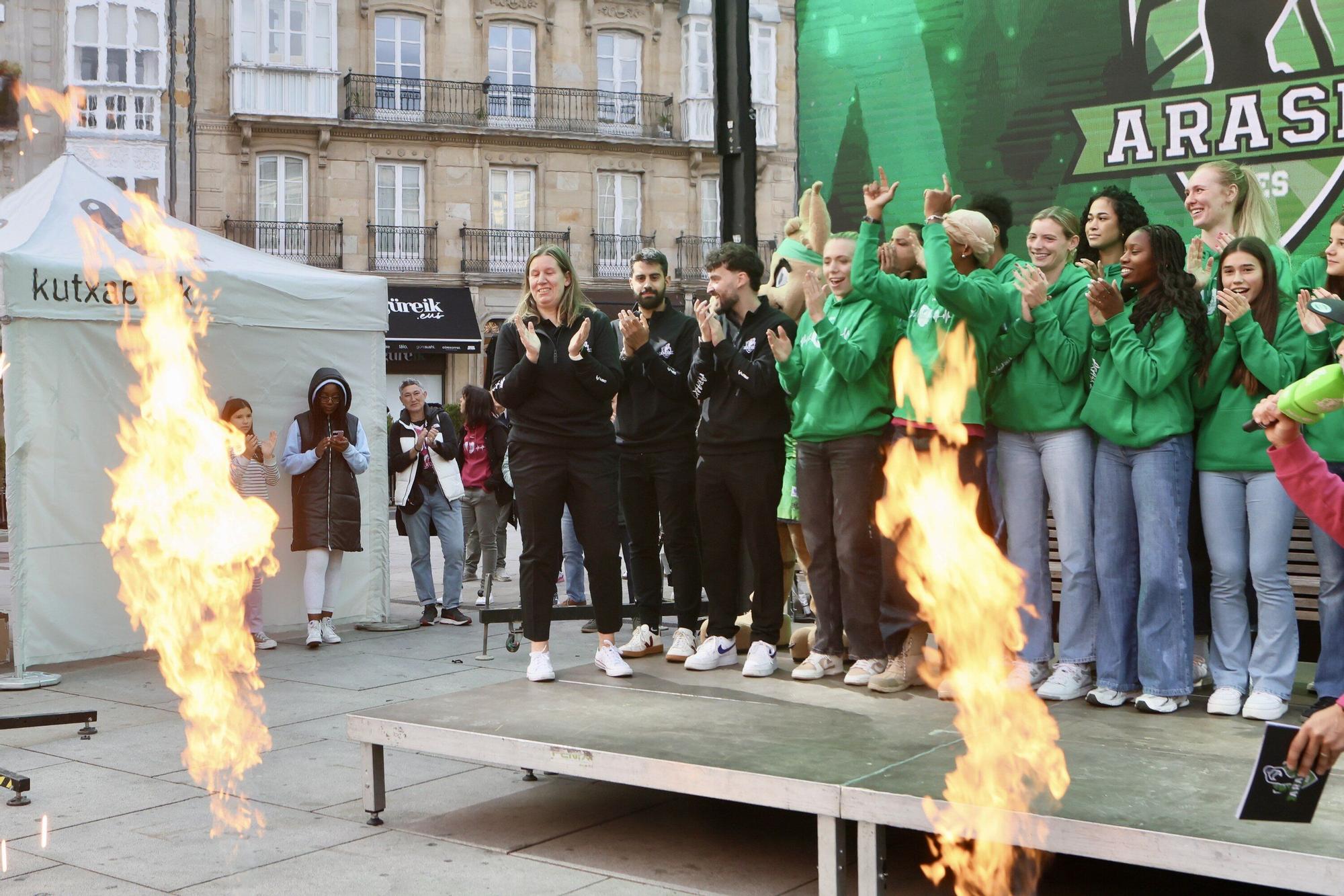 En imágenes: El Araski presenta su plantilla en la plaza de la Virgen Blanca
