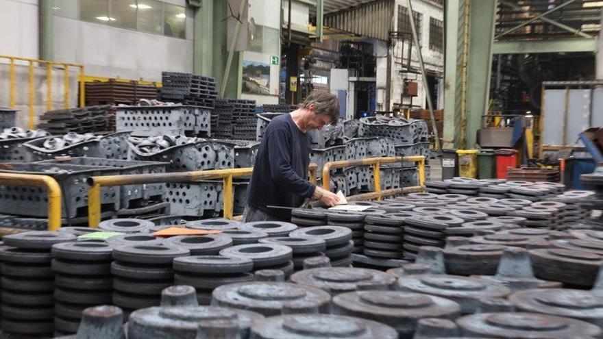 Un trabajador en una cooperativa industrial del Grupo Ulma.