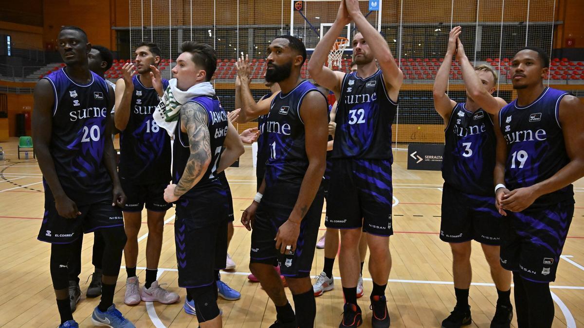 Los jugadores del Surne Bilbao Basket saludan al público después de la Euskal Kopa.