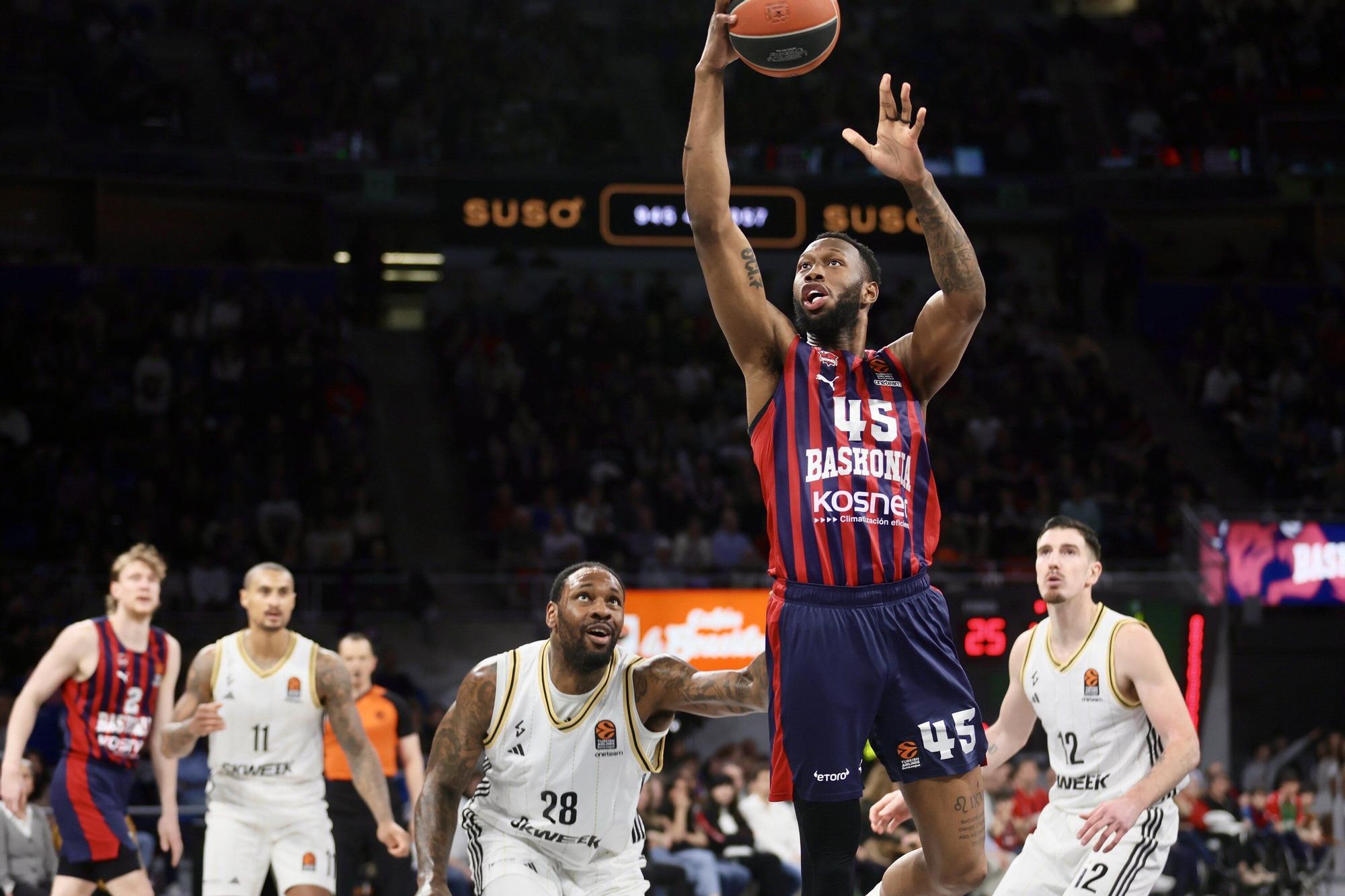 Las imágenes del Baskonia-Asvel de Euroliga en el Buesa Arena