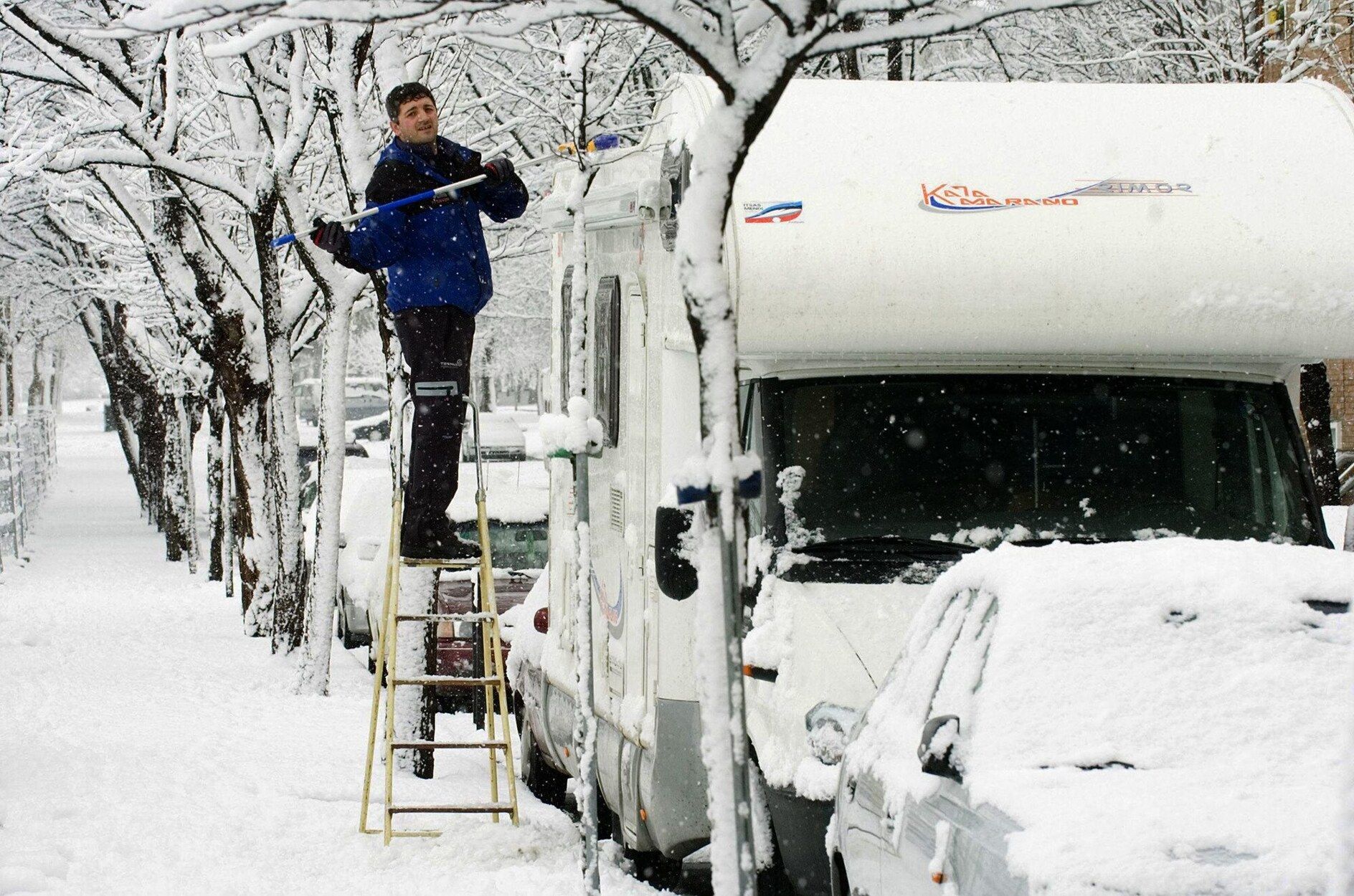 Una autocaravana repleta de nieve en el barrio de Olárizu, en Gasteiz.