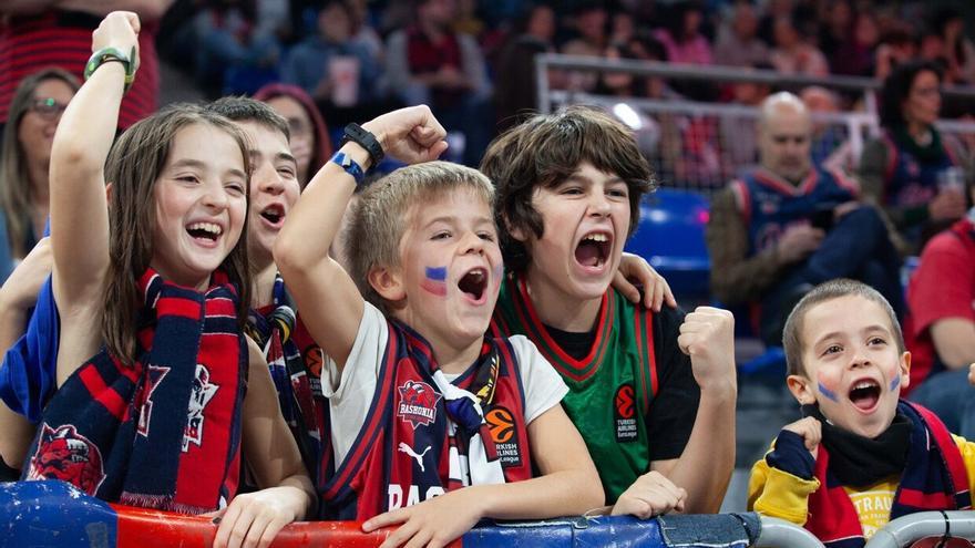 En imágenes: Ambientazo en las gradas del Buesa en el partido contra el Real Madrid