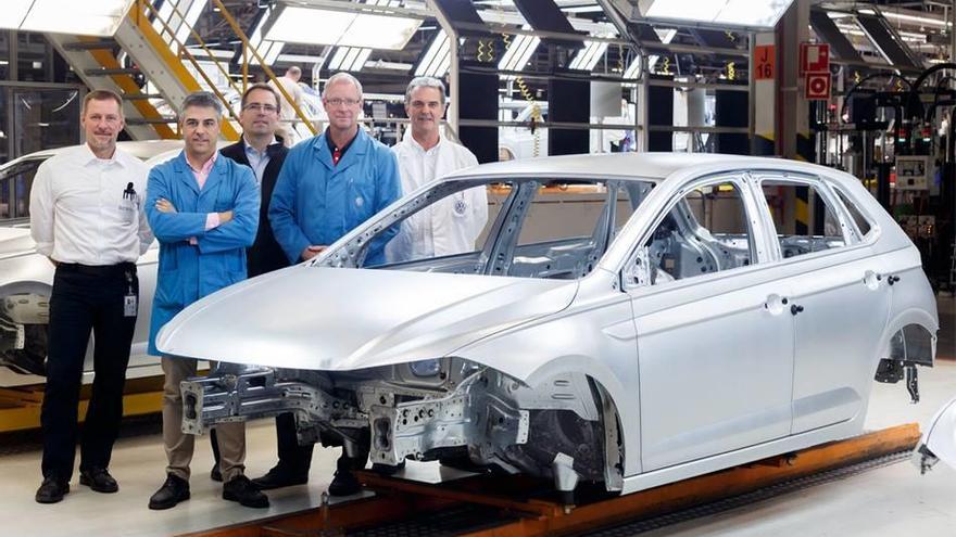 De izquierda a derecha, Burkhard Zockoll, responsable de Schablonenbau; Manuel García Bueno, gerente de Chapistería; Juan Fernández Urtasun, responsable de Procesos Chapistería; Karsten Heuer, director de Ingeniería de Planificación; y Pedro Santesteban G