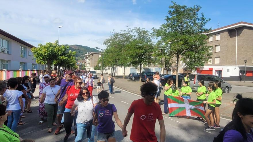 Una histórica cadena humana llena Igorre de compromiso con el euskera