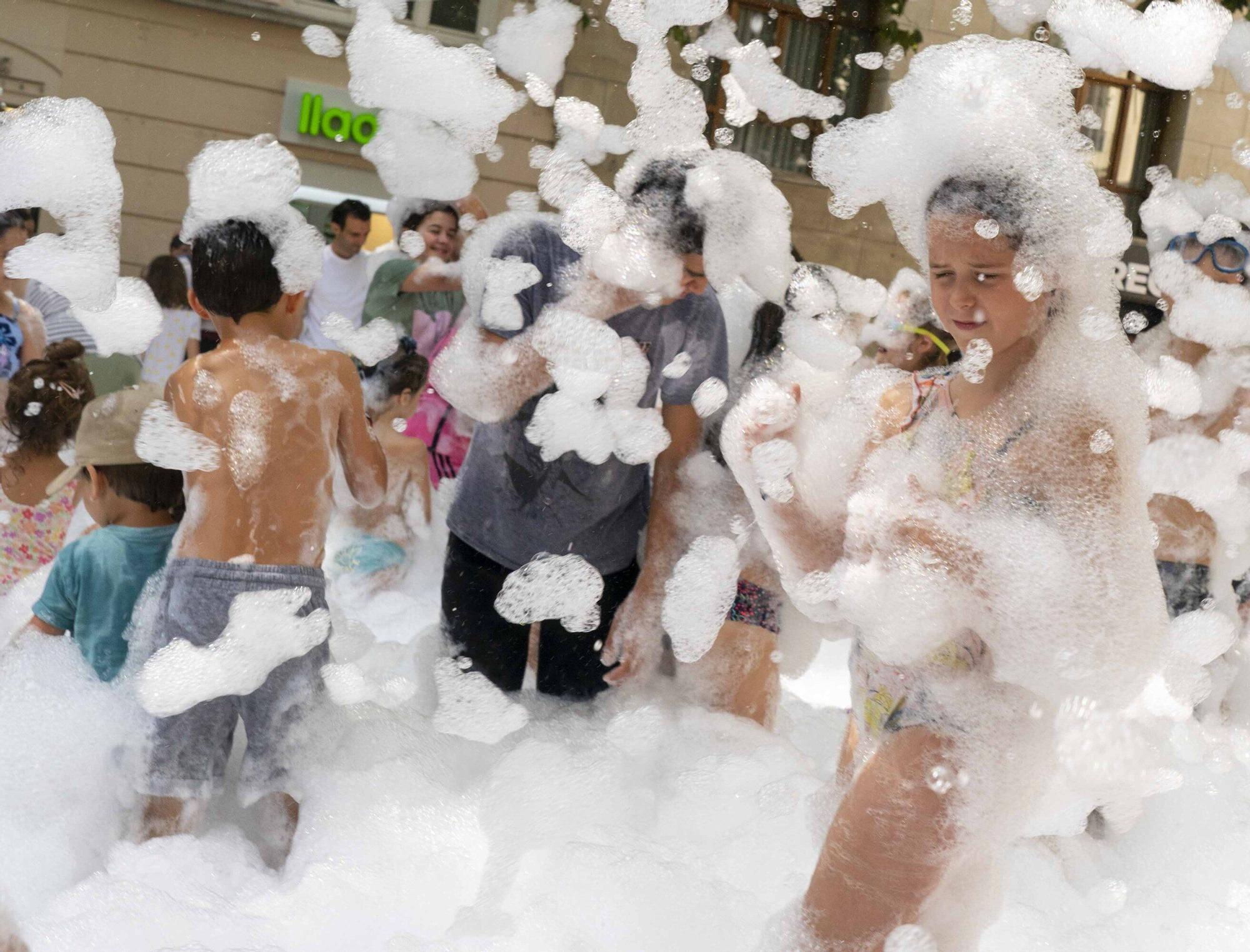 En imágenes: ¡Un baño de espuma refresca a los más txikis!