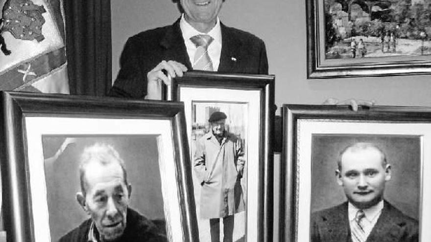 El primer edil de Arrigorriaga, Alberto Ruiz de Azua, posa con las tres fotos de los alcaldes que dirigieron el municipio durante la República.