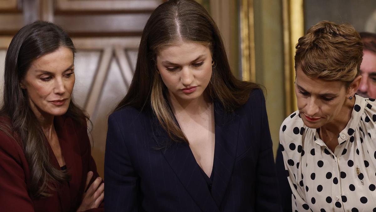 Presentación a Leonor del documento del Principado de Viana en el Palacio de Navarra.