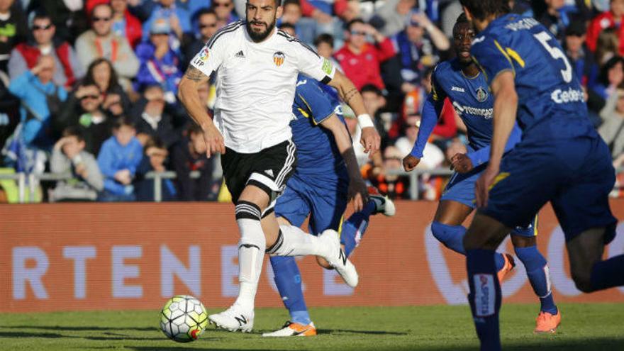 Álvaro Negredo con sel balón seguido por Karim Yoda.