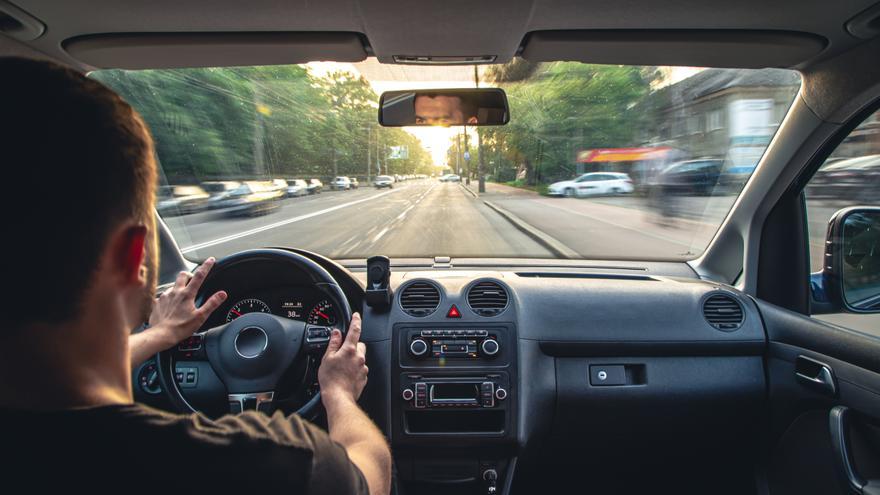 ¿Se puede comer mientras conduces?: La DGT responde