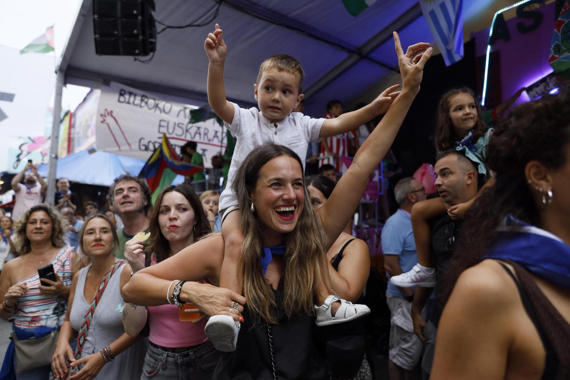 En imágenes: apertura de txosnas y toro de fuego