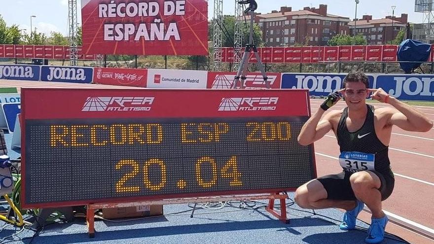Bruno Hortelano, posando con su marca de 200 metros lisos.