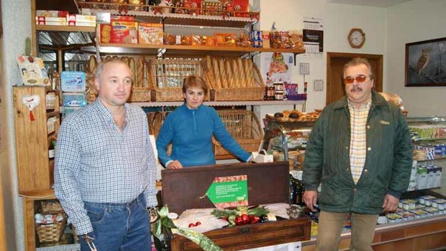 Fernando Ballarena, Rosa Irazoki y José Ramón Pando.