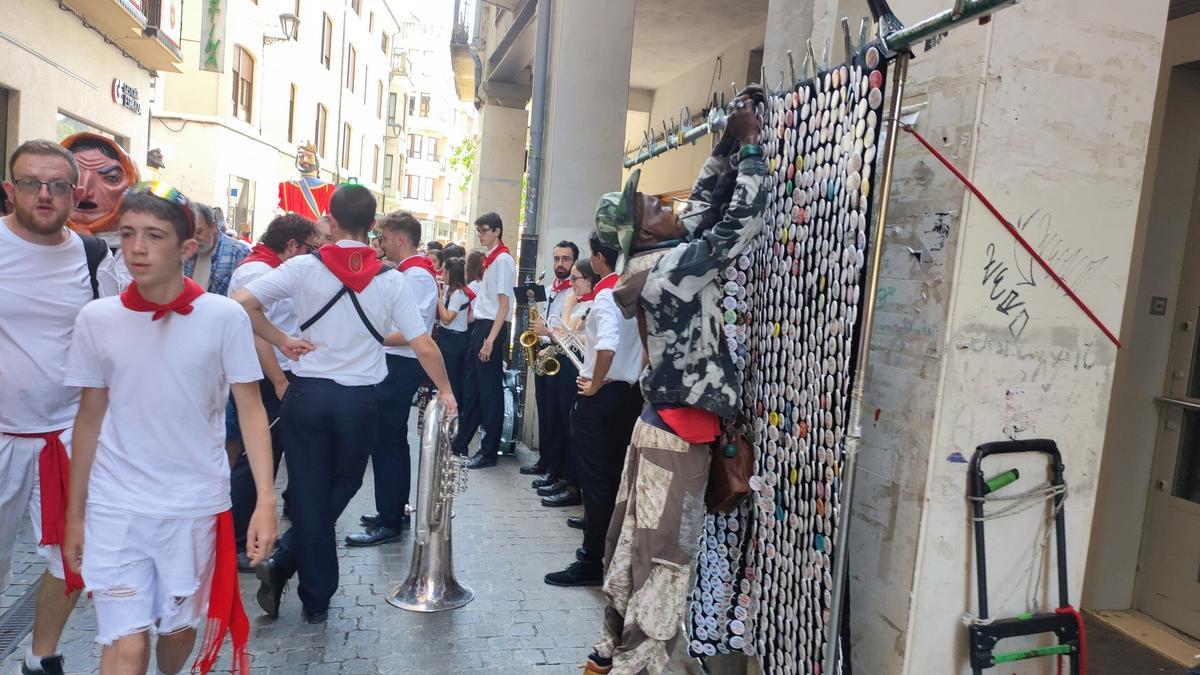 Un descanso de la banda que comparte espacio con uno de los numerosos vendedores ambulantes.