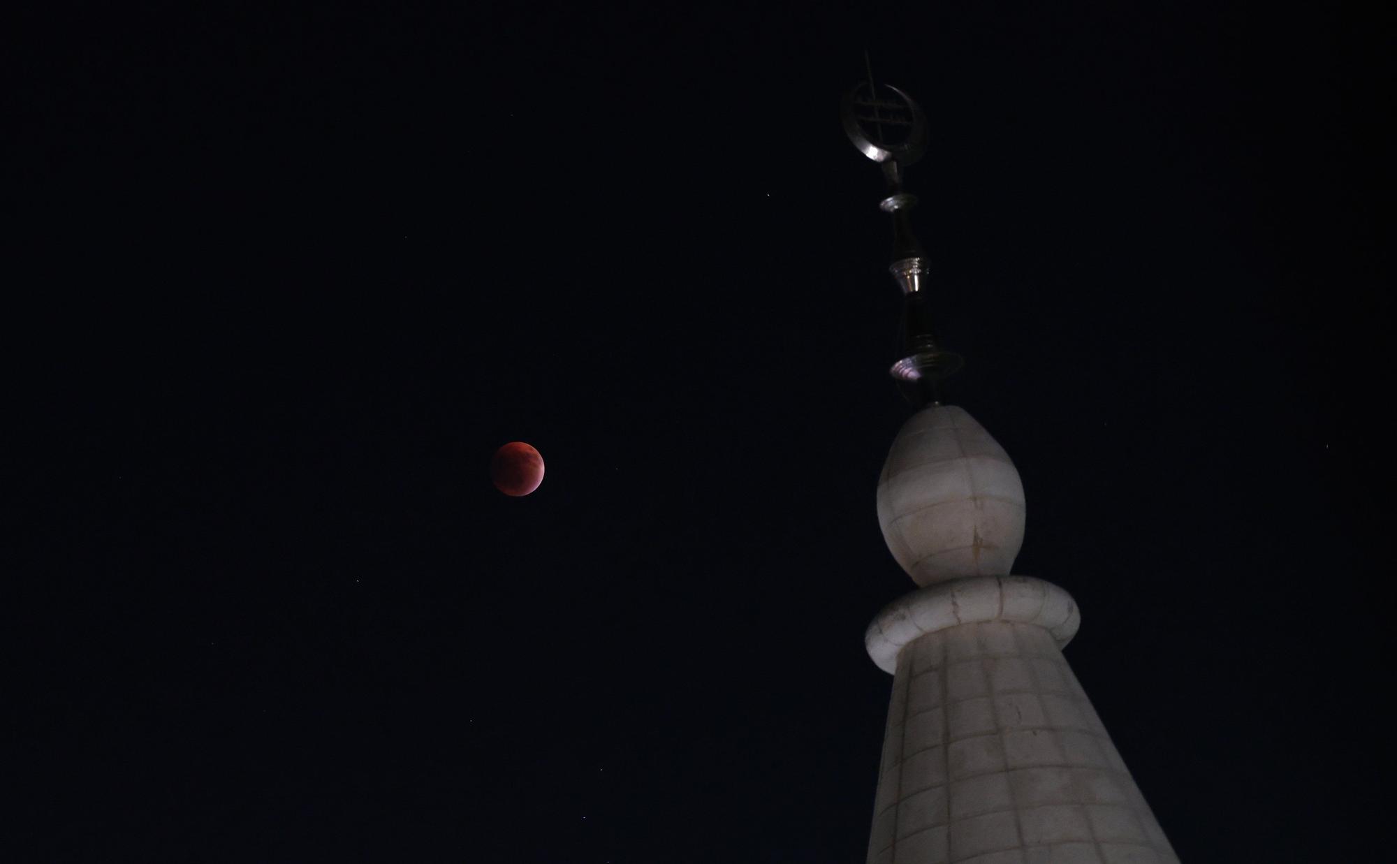 Eclipse lunar del 7 de septiembre: las mejores imágenes de la 'Luna de Sangre'