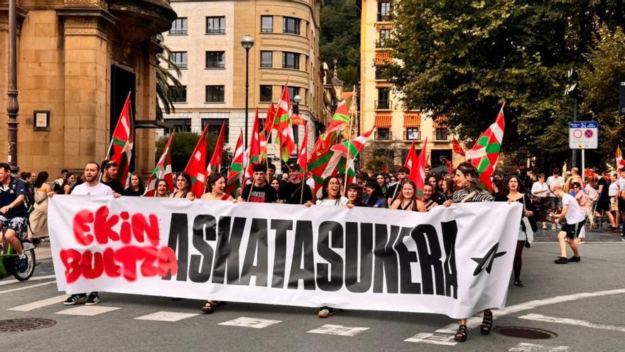 Ernai pide la independencia de Euskal Herria y homenajea a Txiki y Otaegi en Donostia