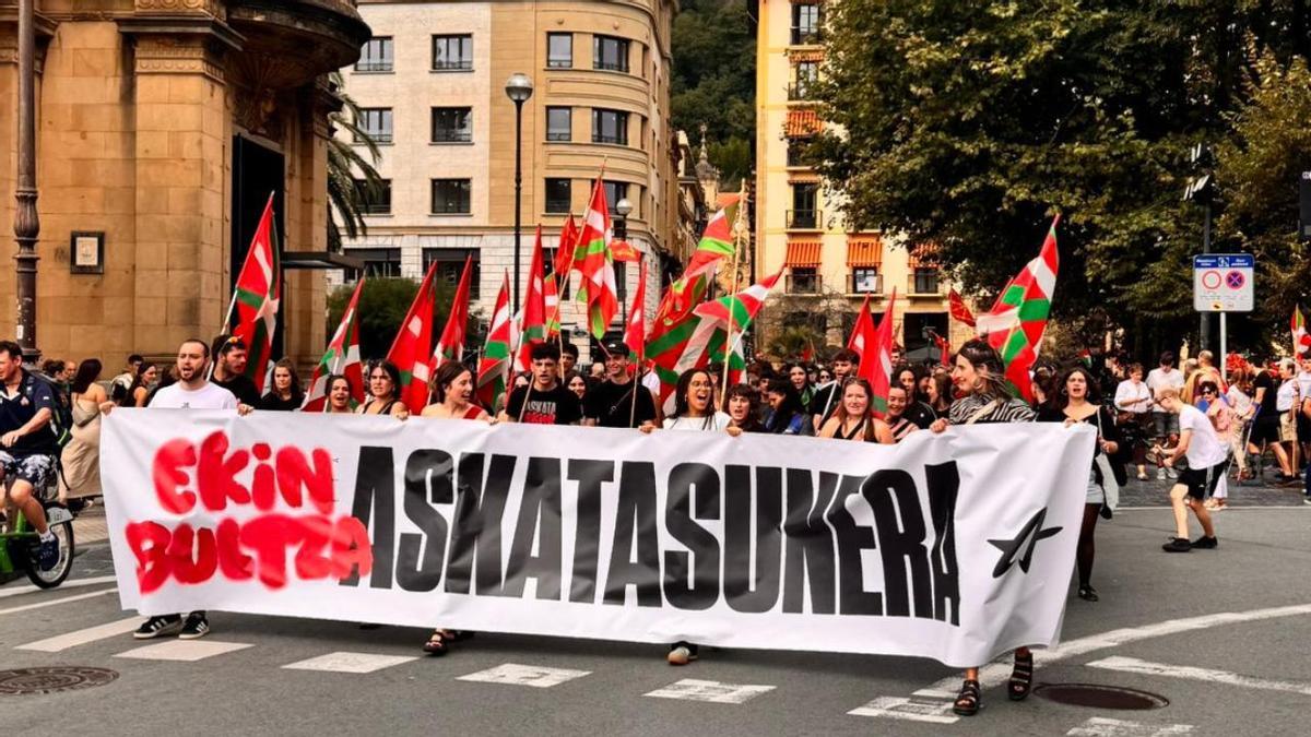 Cabecera de la manifestación de Ernai.