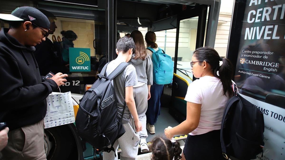 Jóvenes subiendo a una villavesa.