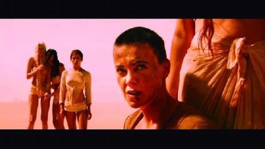 Furiosa (Charlize Theron), en primer término, junto a cuatro de las ‘cinco novias’.