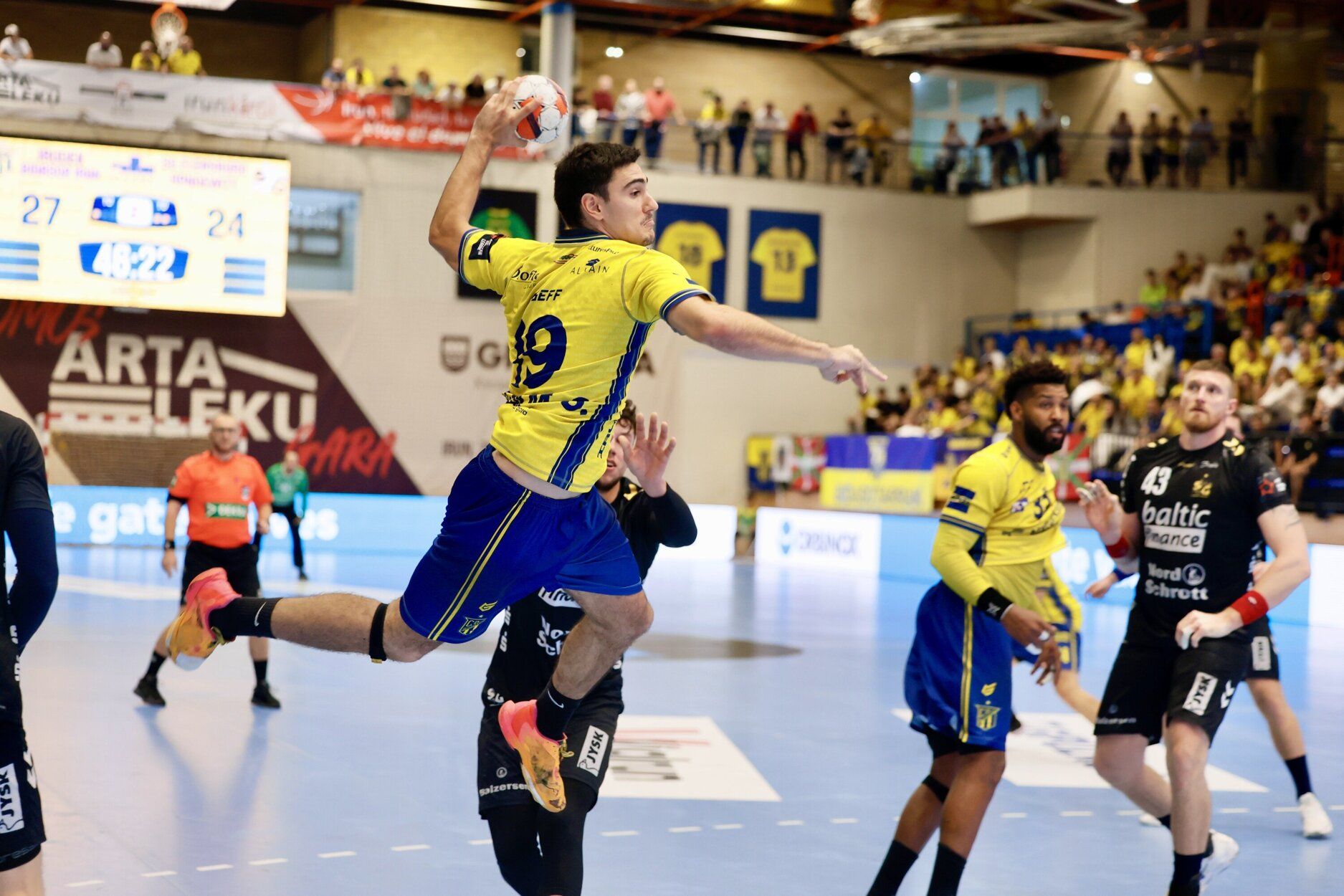 El jugador del Irudek Bidasoa Irun Julen Mujika, en el partido ante el Flensburg alemán