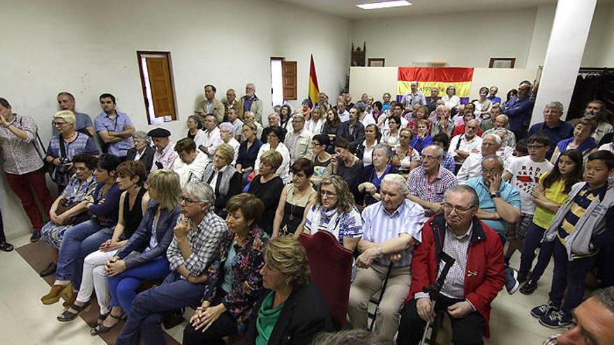 El salón de plenos de la casa consistorial se llenó para un acto que los arqueños llevaban décadas esperando.