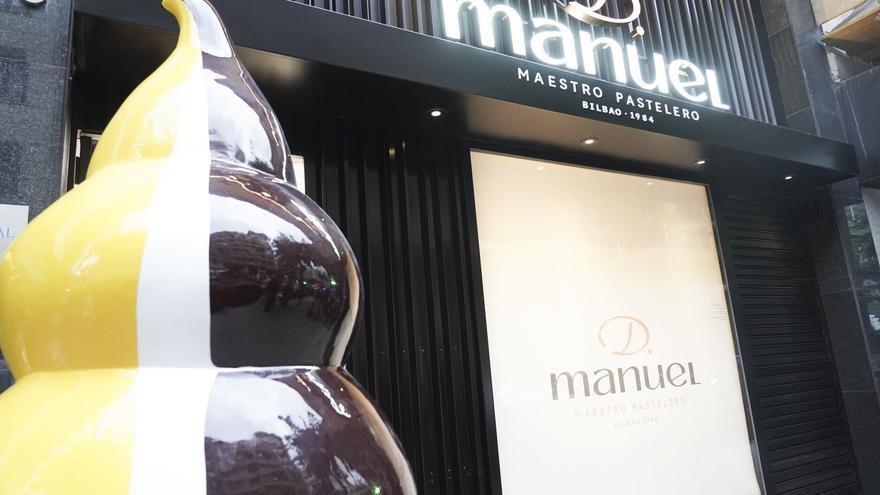 Roban las patas de las mesas de la terraza de la pastelería Don Manuel de Bilbao