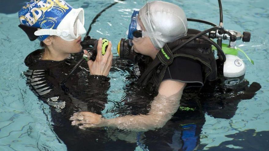 Práctica de submarinismo en la piscina de Berriozar, organizada por la Federación Navarra de Actividades Subacuáticas.