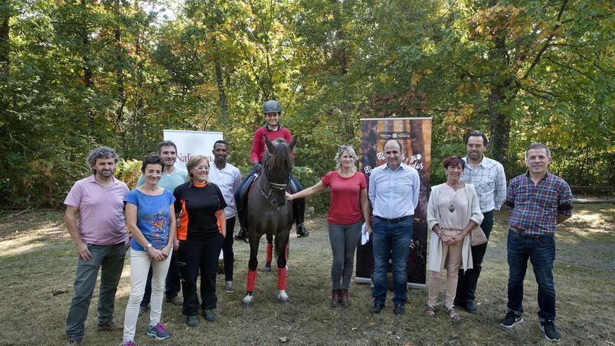Ayerdi y Ezkutari, con varios asistentes al evento celebrado en el bosque de Orgi.