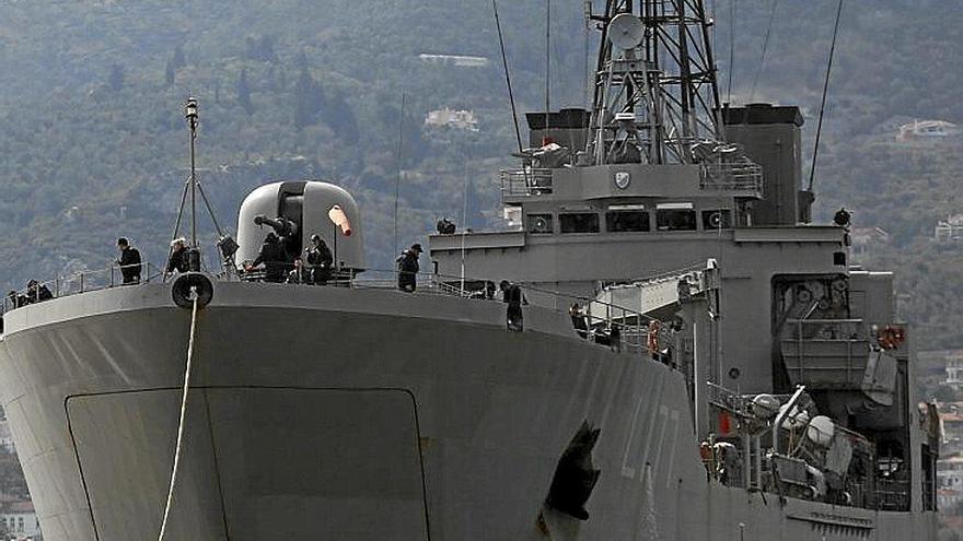 Zarpa el buque militar griego con  500 refugiados