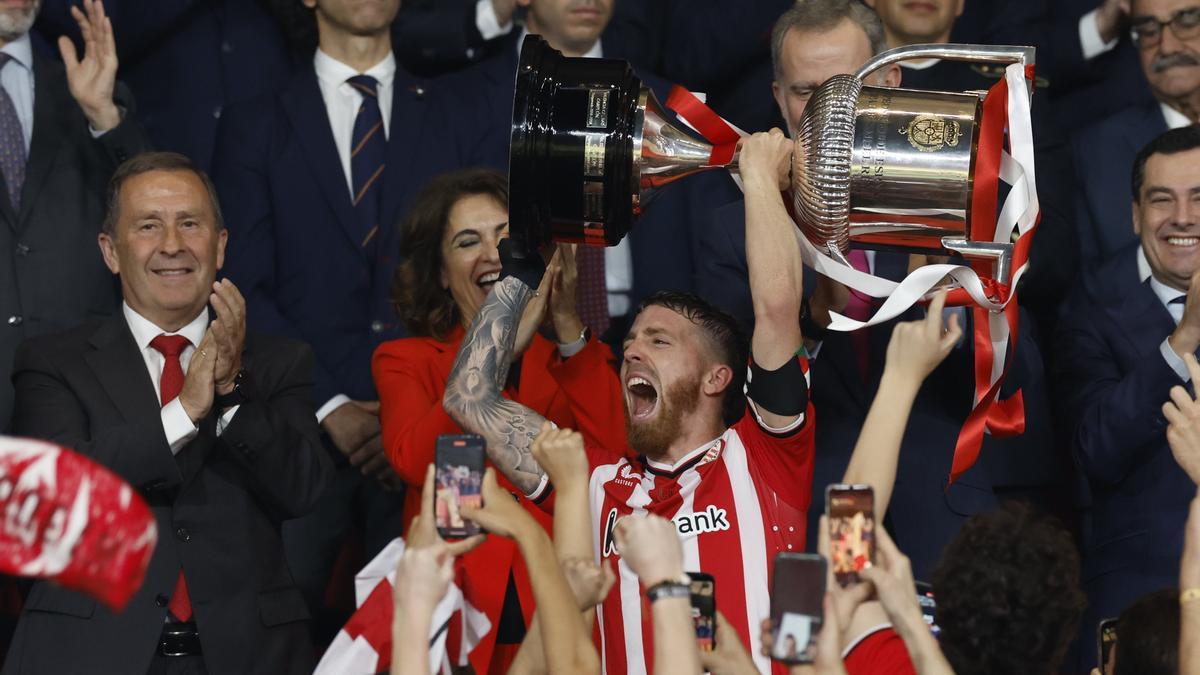 Iker Muniain levanta la Copa.